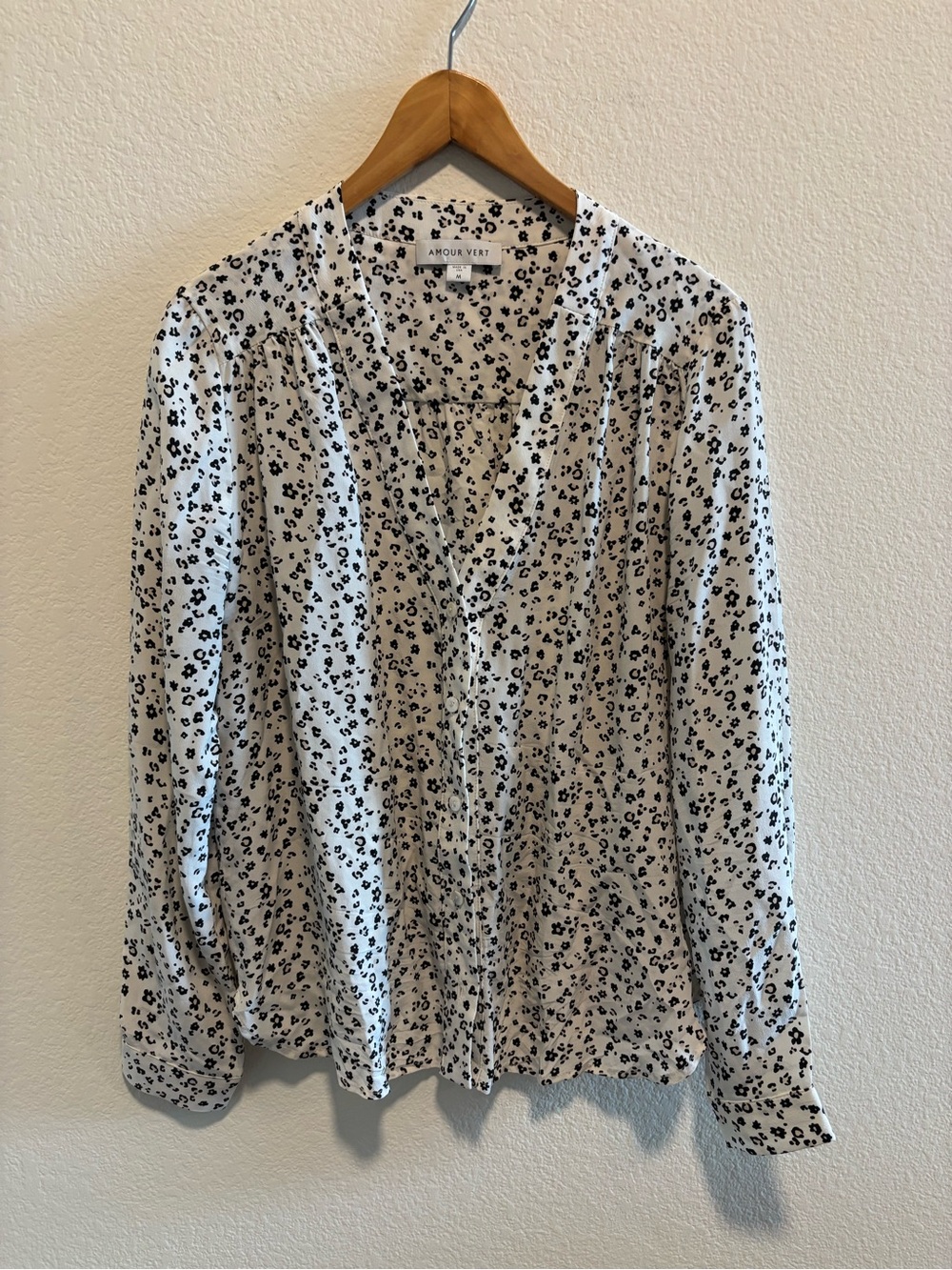 Amour Vert White Blouse with Black Floral Print Abstract 100% Silk Sz M